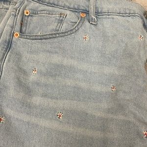 girlfriend cut jeans with flower embroidered.